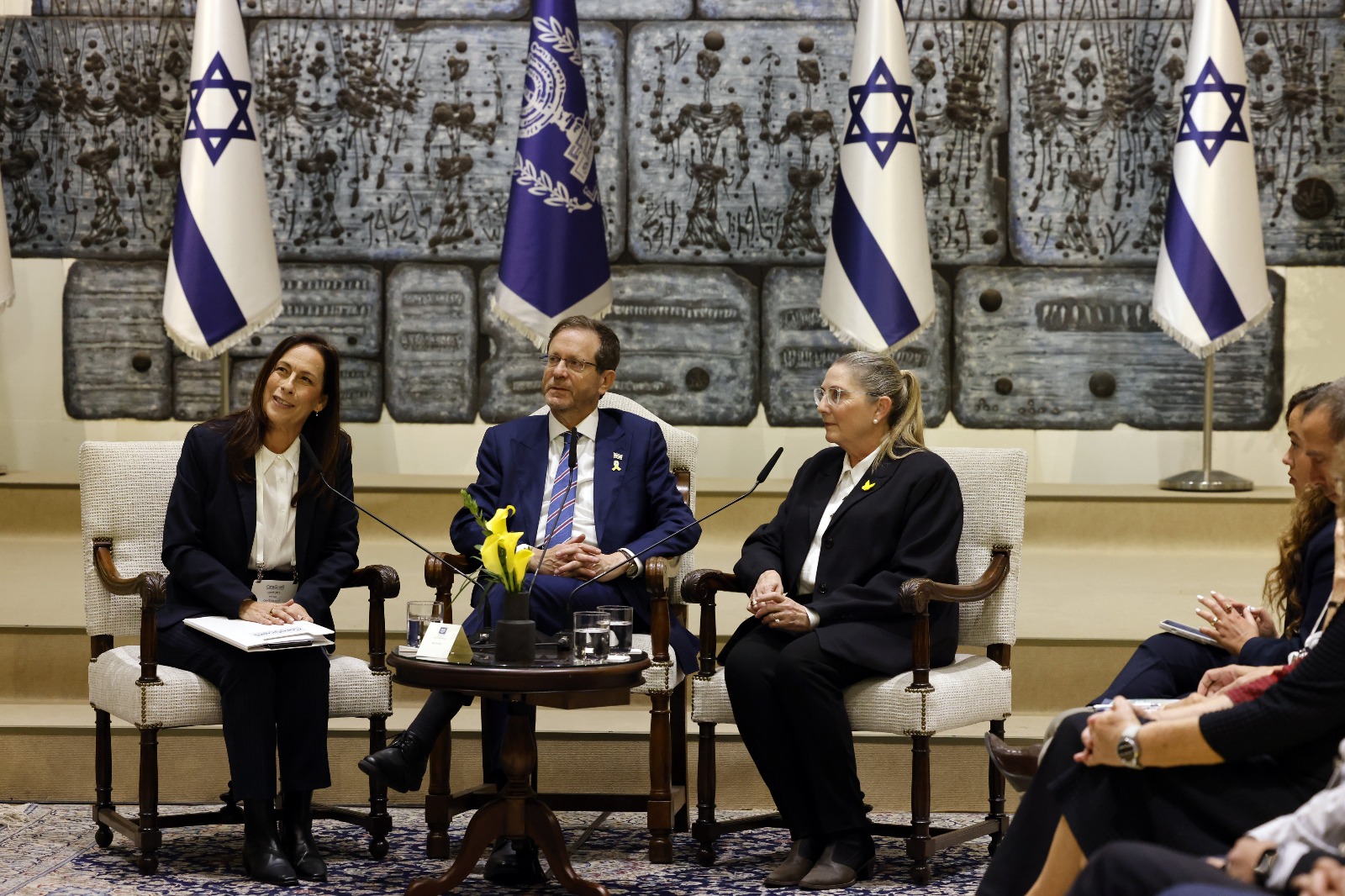 רחל לדאני עם נשיא המדינה יצחק הרצוג ורעייתו מיכל הרצוג בכנס בני משפחה מטפלים
